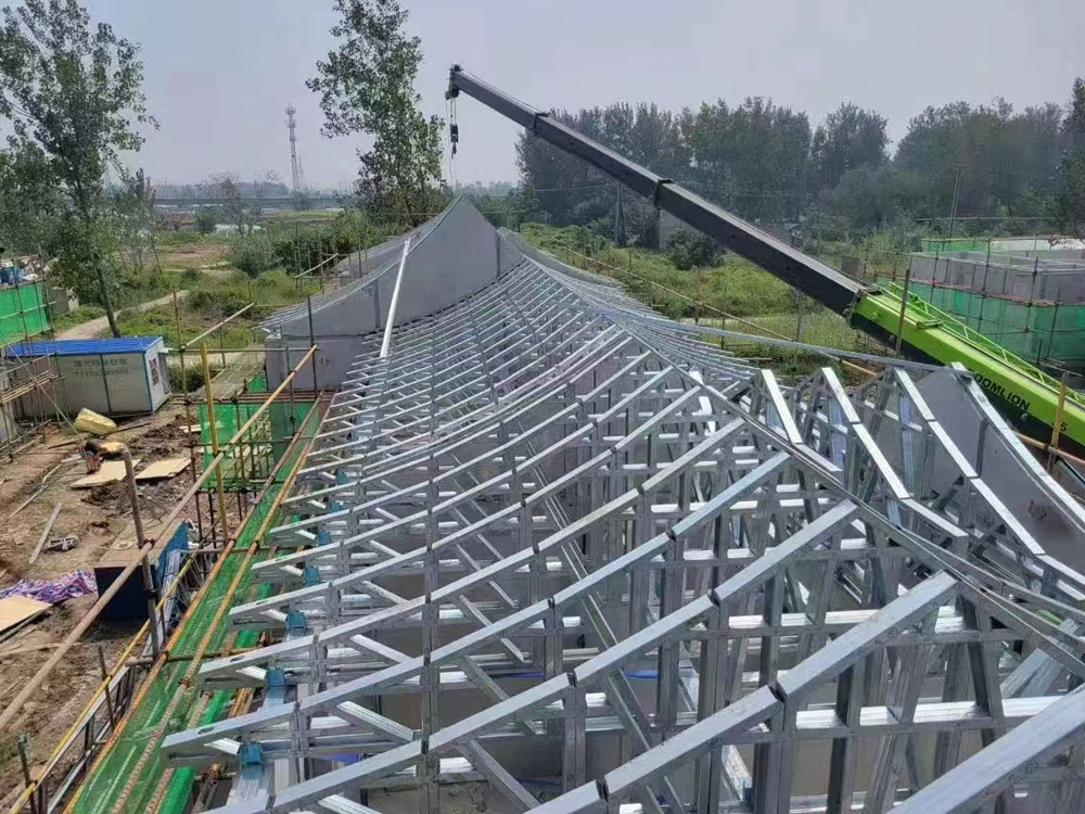 正在搭建中的輕鋼別墅 正在搭建中的輕鋼別墅