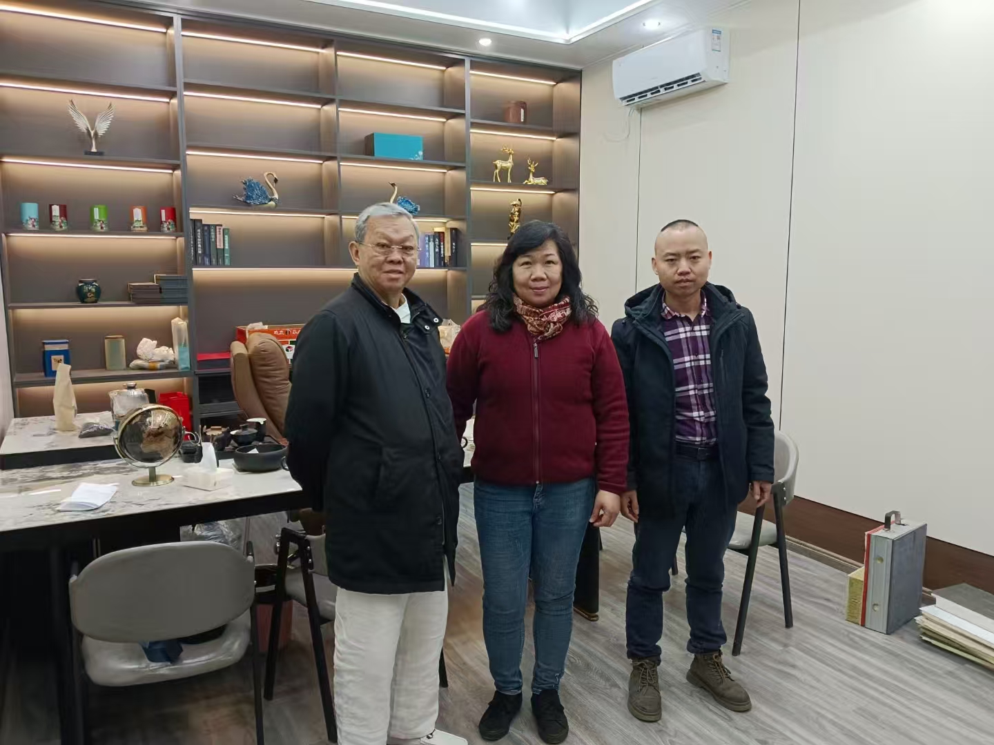 前來考察的國際友人與睿捷創始人何總合影 前來考察的國際友人與睿捷創始人何總合影